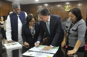 Presidente do Senado e as senadoras Lídice da Mata e Fátima Bezerra na assinatura do protocolo de participação da campanha junto com o Prêmio Nobel da Paz 2014, o indiano Kailash Satyarthi (Foto: Jane Araujo, Agência Senado) 