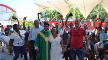Senadora Lídice é homenageada por vaqueiros em Lauro de Freitas