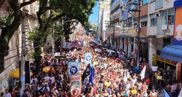 Lídice participa das manifestações contra os cortes na educação em Salvador